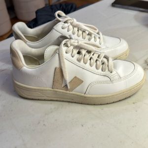 Vejas V12 size 7 taupe and white